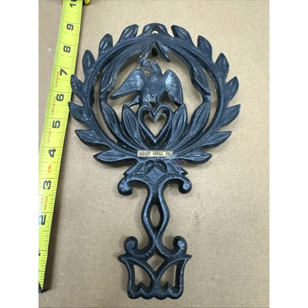 VINTAGE GRISWOLD #266 BLACK CAST IRON FOOTED TRIVET EAGLE WREATH - 8 1/2